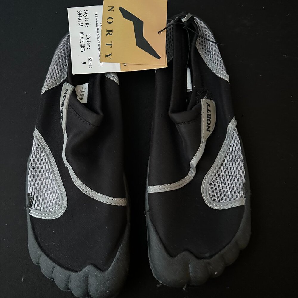 NWT, Norty footwear, Men's water shoes, size 9, black/grey